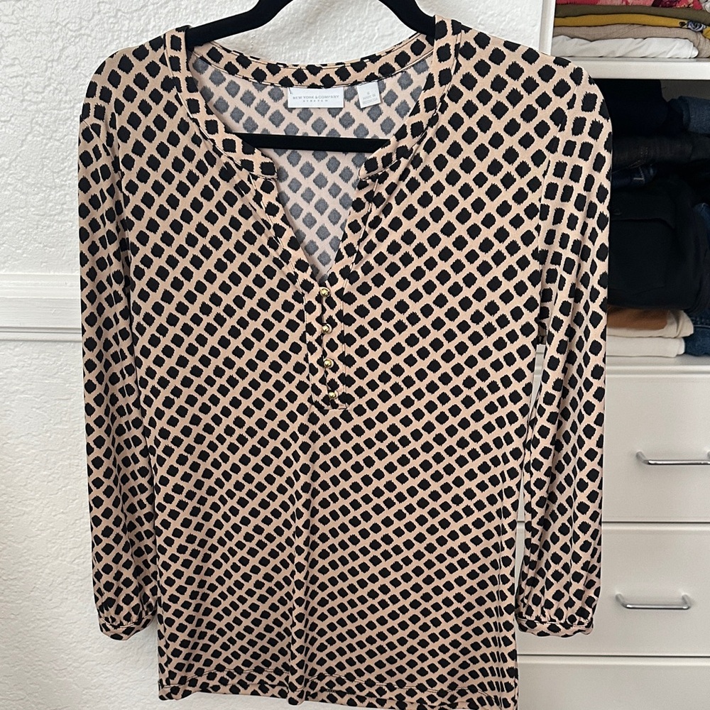 New York & Company Black and Tan Diamond Blouse